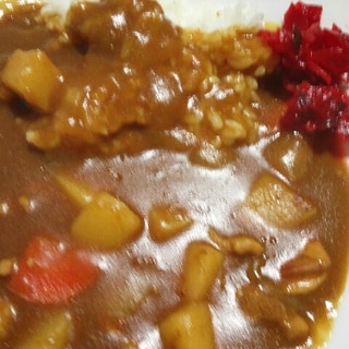 トマトの酸味があと引くカレー